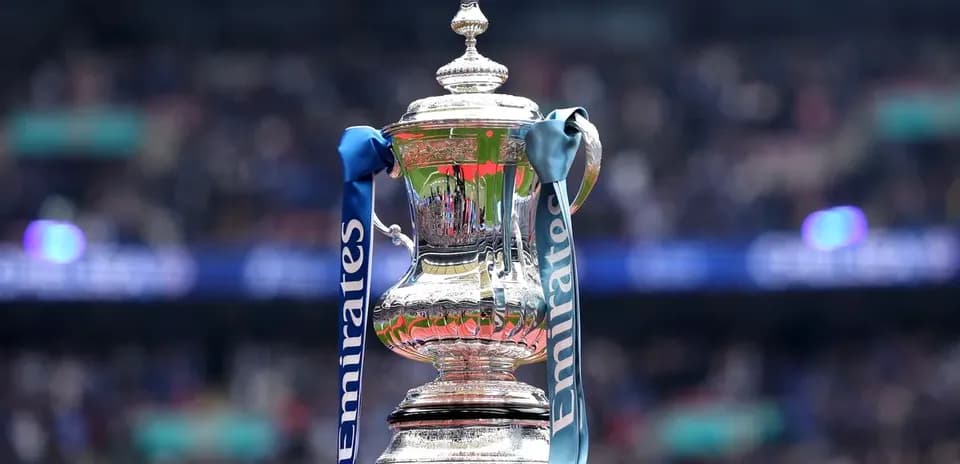 Trofeo de la FA Cup con cintas azules