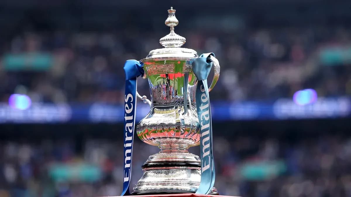 Trofeo de la FA Cup con cintas azules