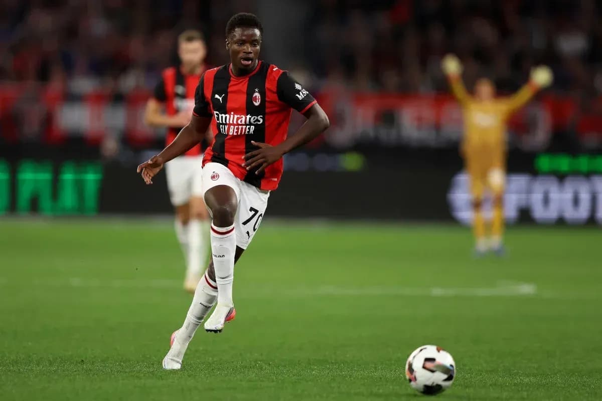 Jugador del AC Milan corriendo con el balón