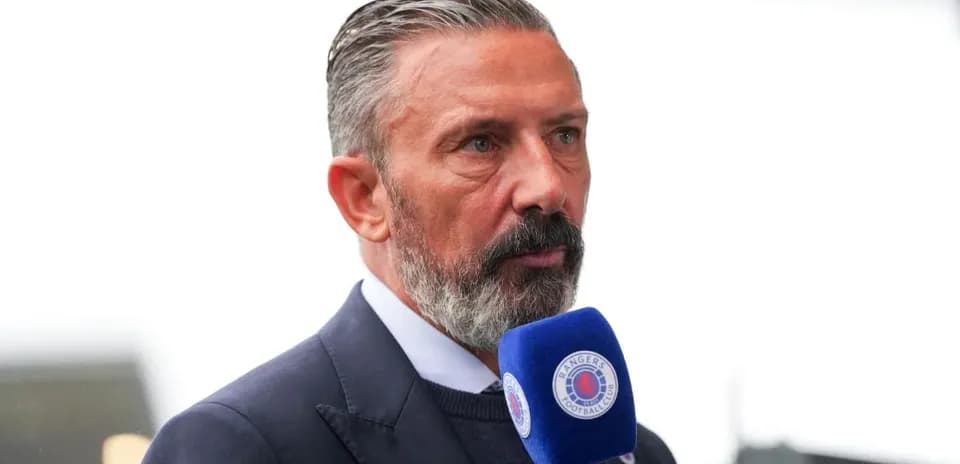 Hombre hablando en micrófono de Rangers FC