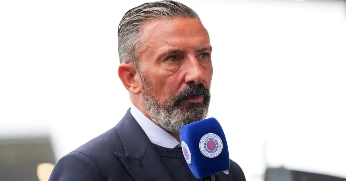 Hombre hablando en micrófono de Rangers FC