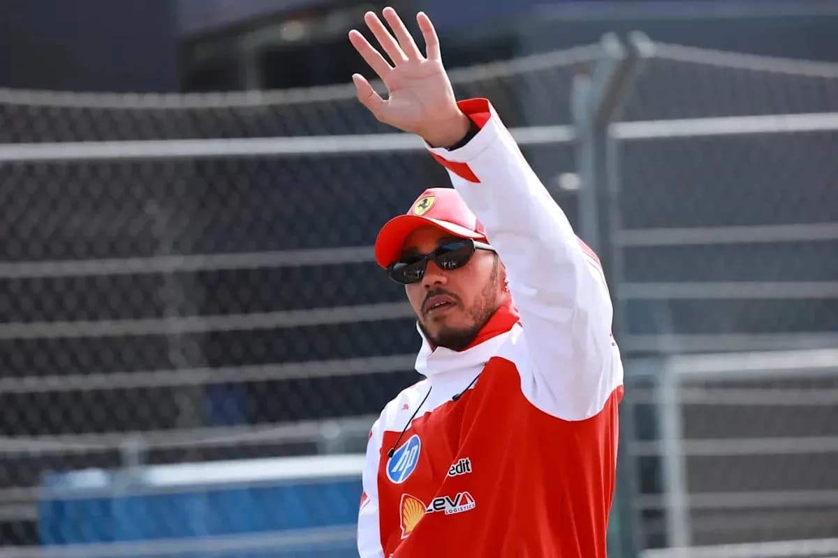 Piloto saludando en el circuito de carreras
