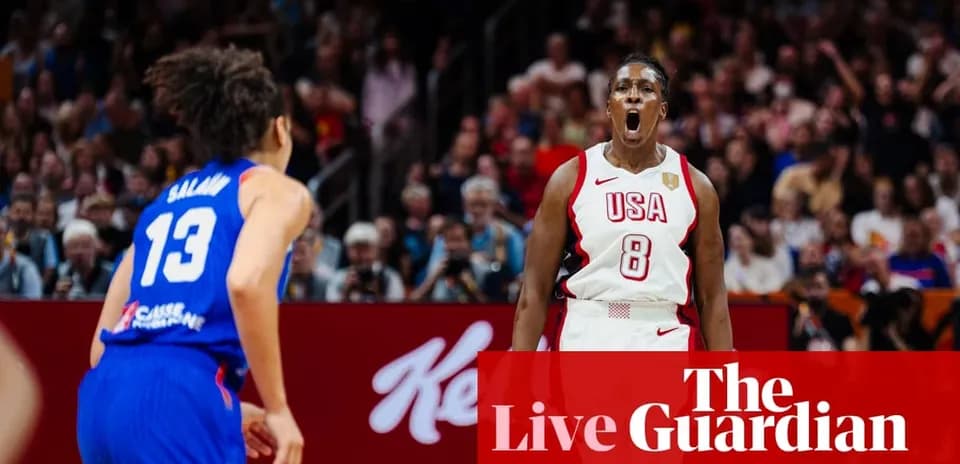 Jugadora de baloncesto gritando durante el partido