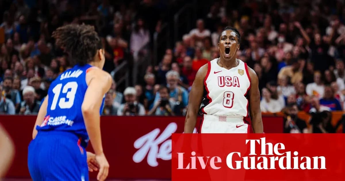 Jugadora de baloncesto gritando durante el partido