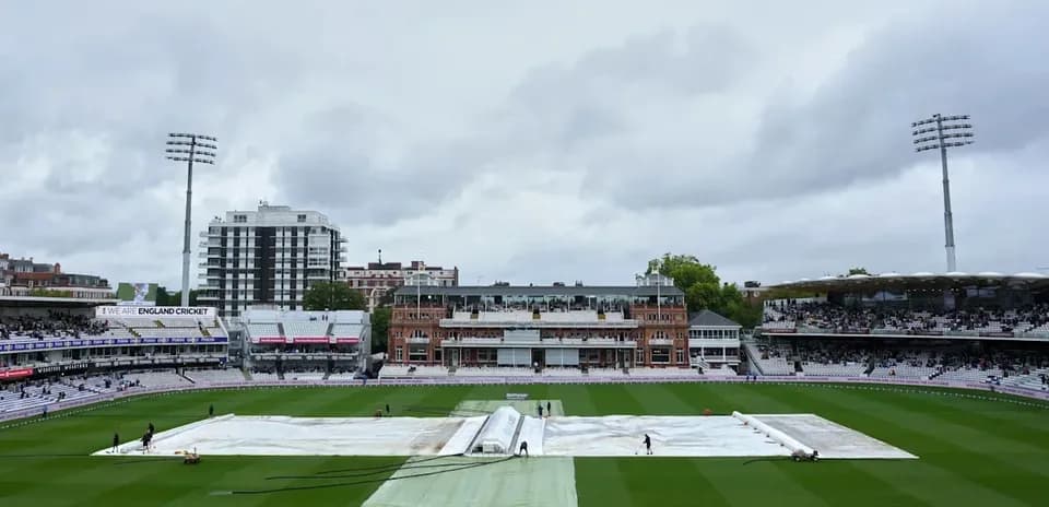 Cubierta de campo en Lord's durante mal tiempo