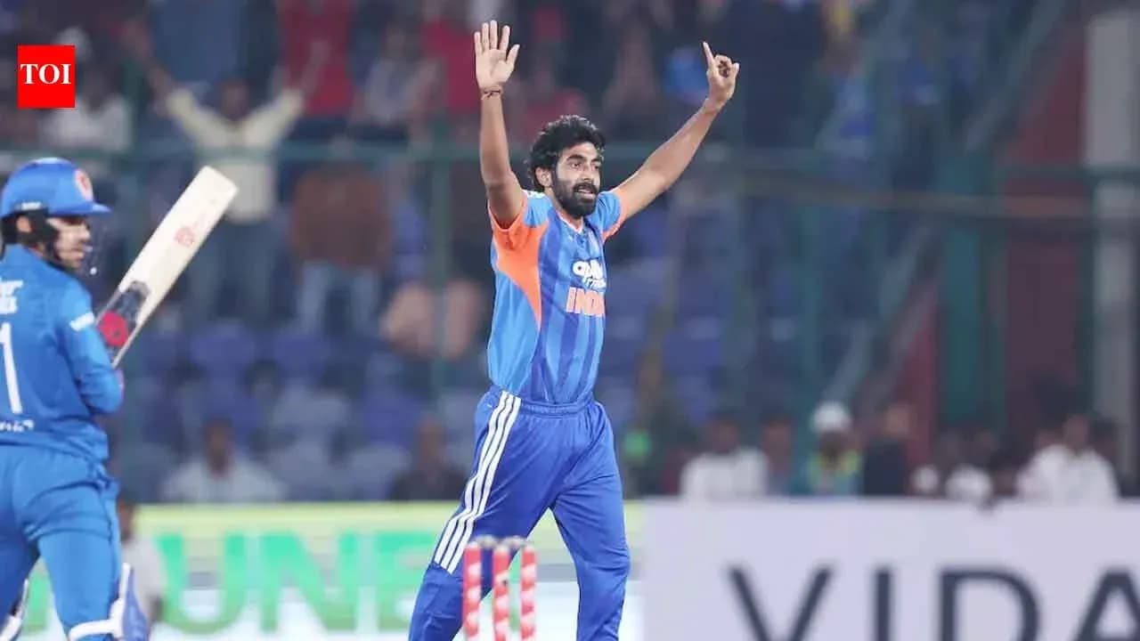 Jugador de cricket celebrando un wicket durante el partido