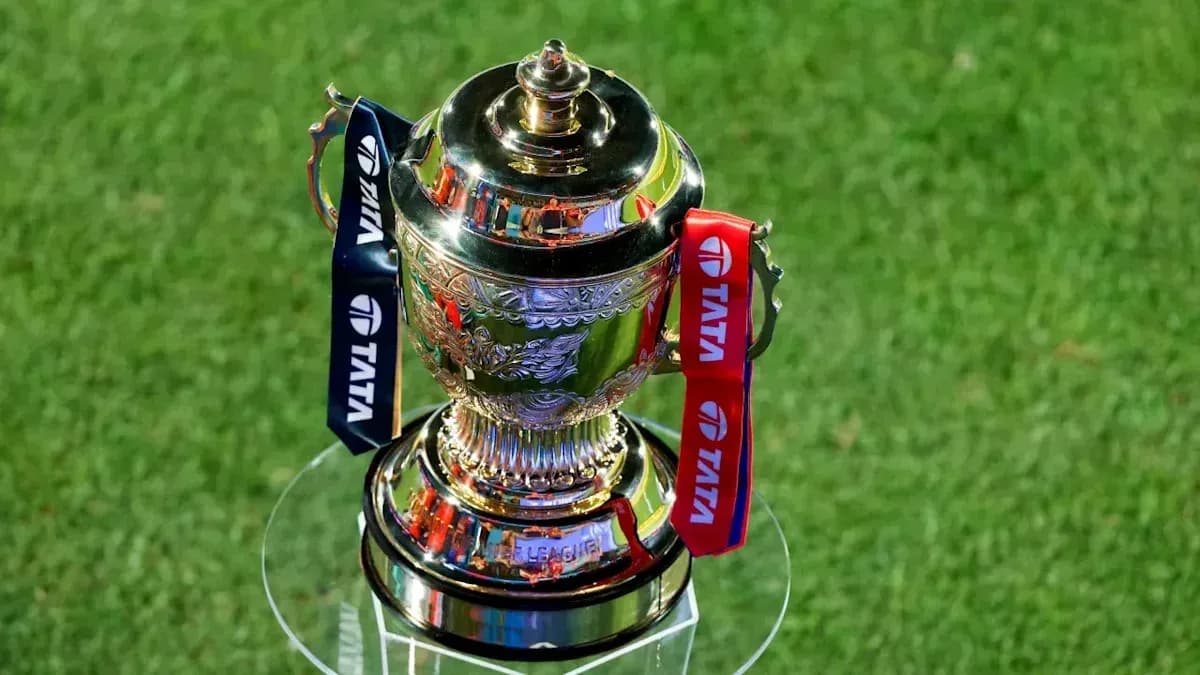 Trofeo de la liga sobre césped verde