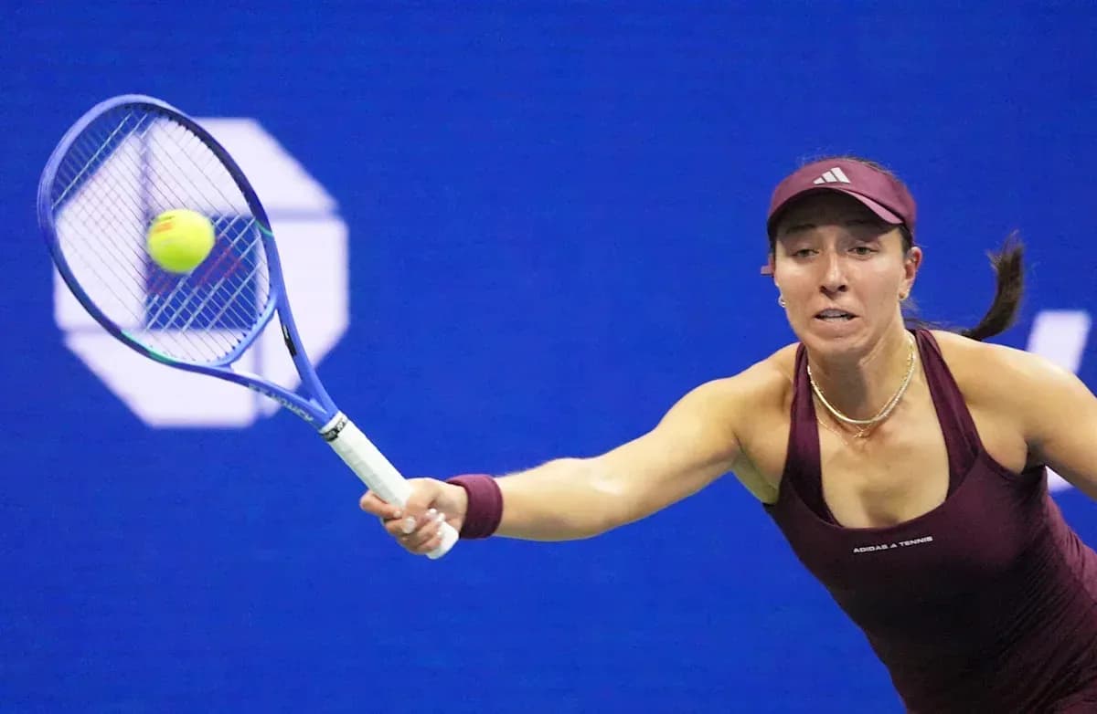 Jugadora de tenis golpeando una pelota en la cancha