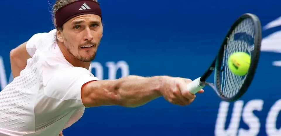 Jugador de tenis golpeando la pelota en el partido