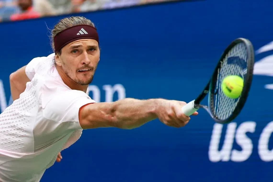 Jugador de tenis golpeando la pelota en el partido