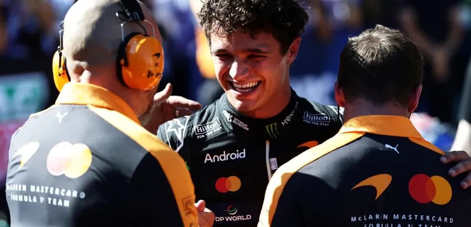 Lando Norris celebrando con el equipo de McLaren