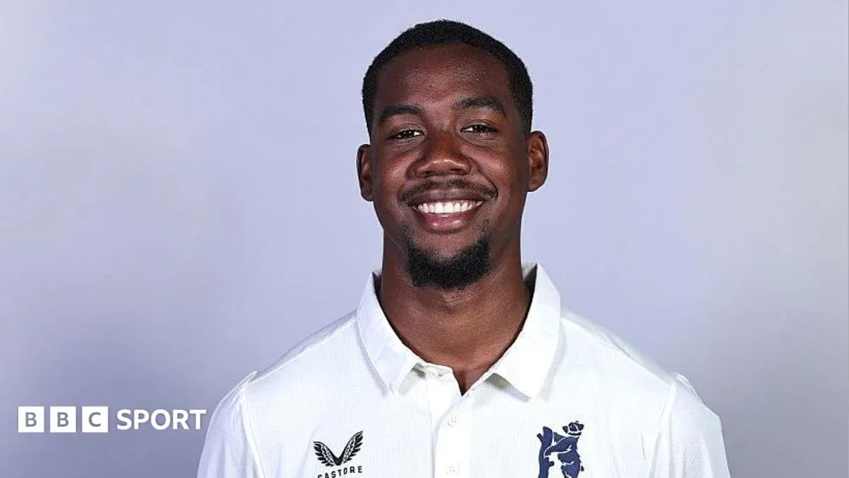 Jugador sonriente con camiseta blanca de cricket