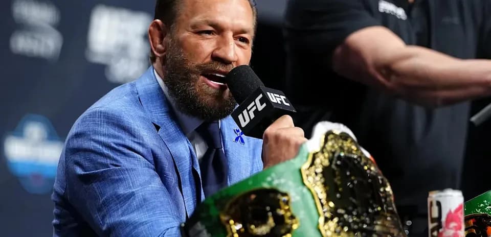 Conor McGregor hablando en conferencia de prensa con cinturón