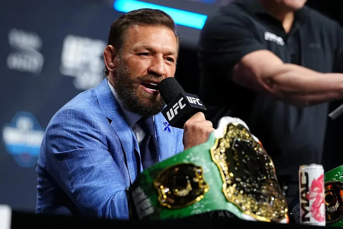 Conor McGregor hablando en conferencia de prensa con cinturón