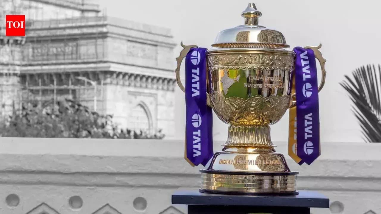 Trofeo de la IPL con el Gateway of India de fondo