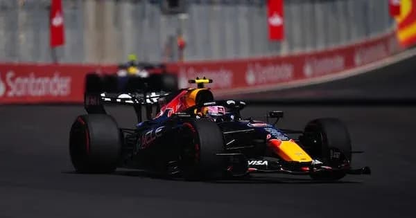 Coche de Fórmula 1 en pista durante carrera
