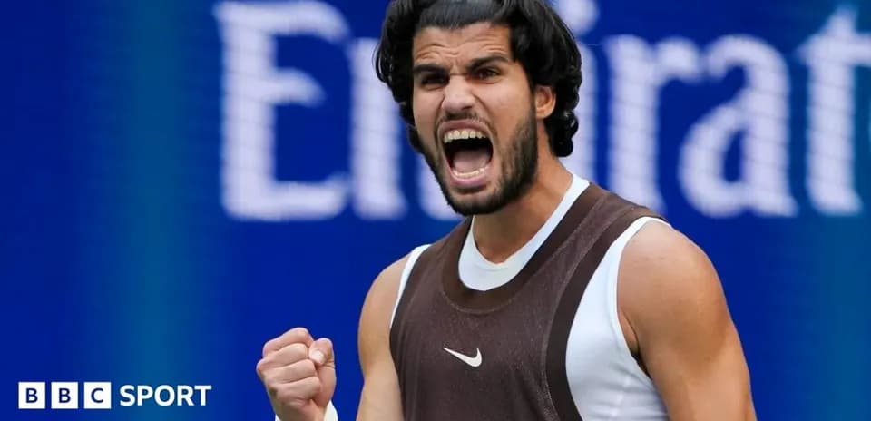 Jugador de tenis celebrando con el puño cerrado