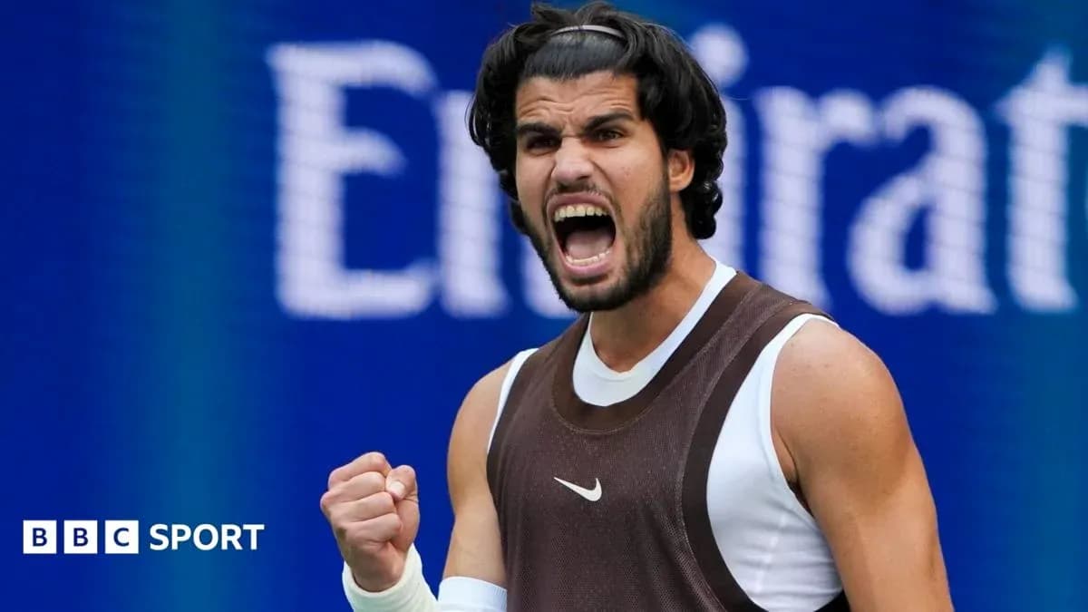 Jugador de tenis celebrando con el puño cerrado