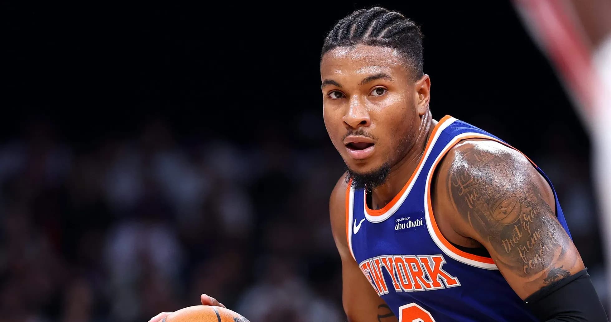 Jugador de baloncesto con balón en la mano
