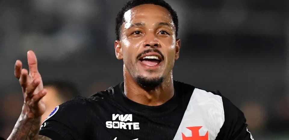 Jugador celebrando en partido con camiseta de Vasco