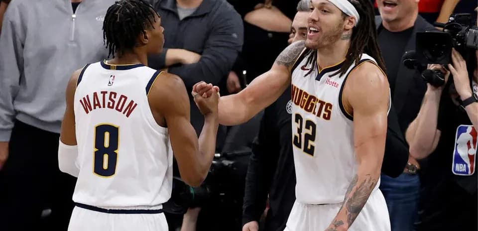 Jugadores de los Nuggets celebrando en el partido