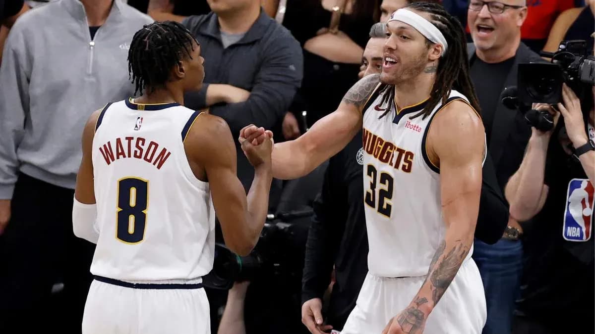 Jugadores de los Nuggets celebrando en el partido