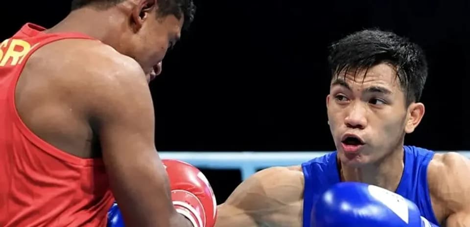 Boxeador filipino golpeando a oponente en combate