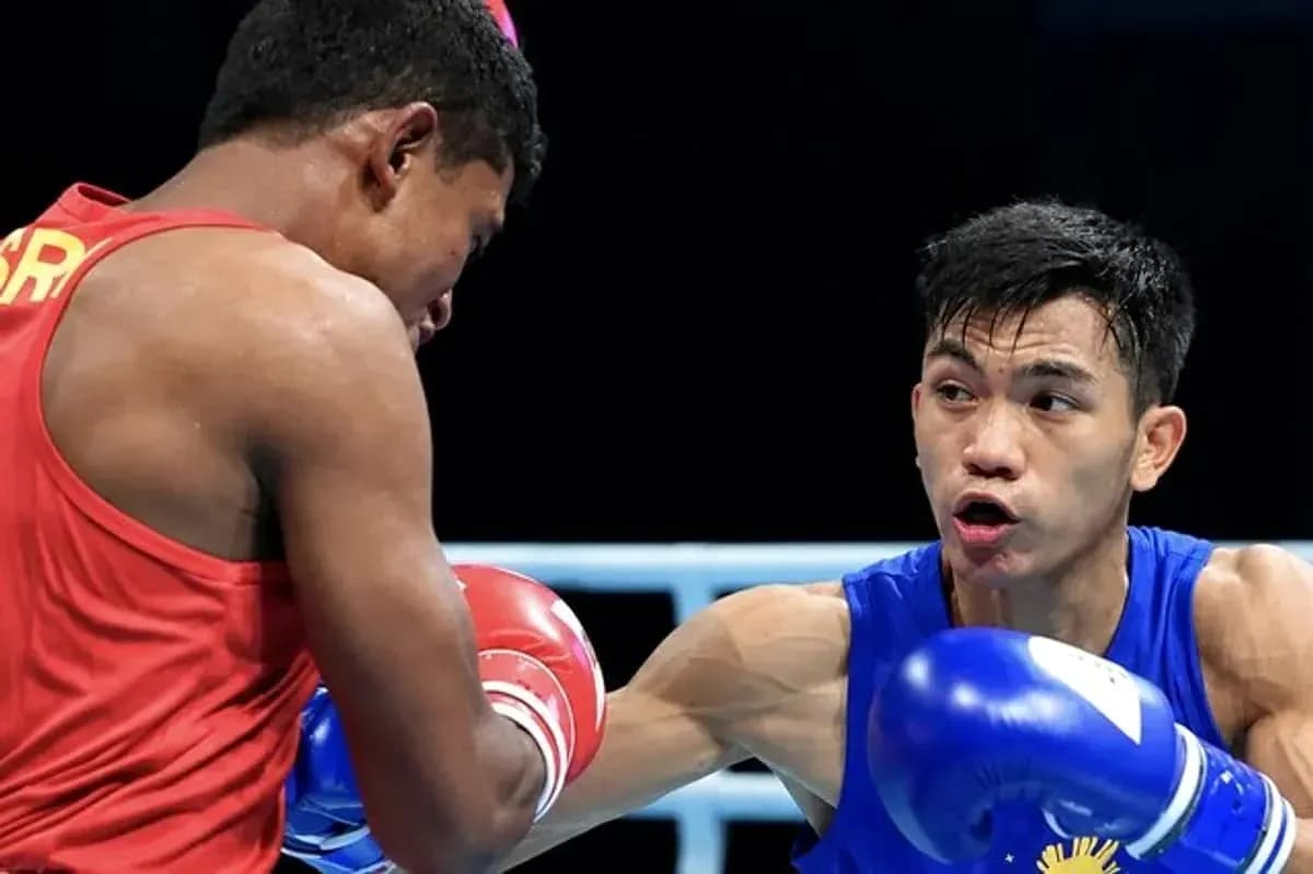 Boxeador filipino golpeando a oponente en combate