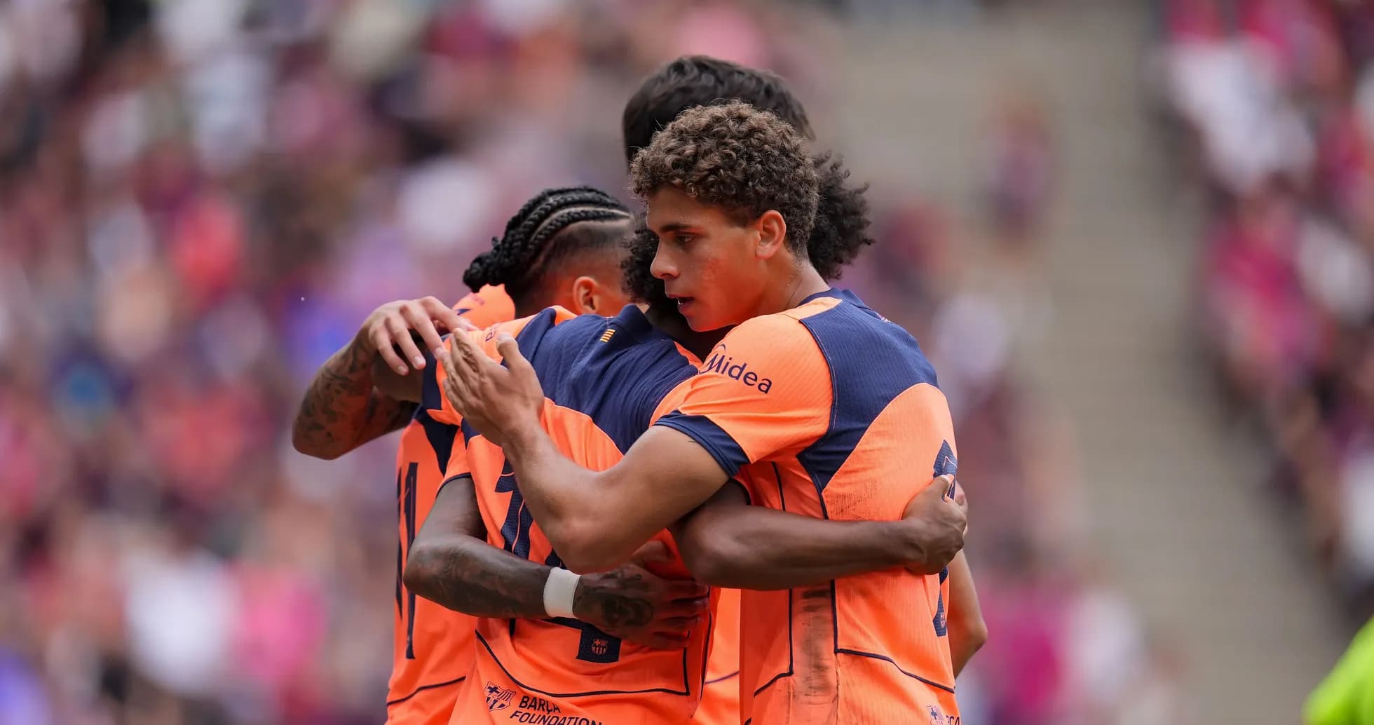 Jugadores abrazándose tras un gol en el partido