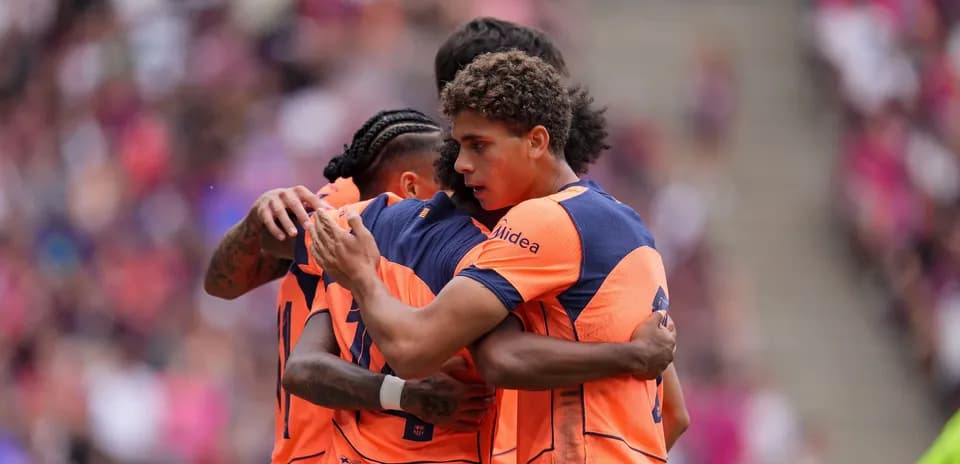 Jugadores abrazándose tras un gol en el partido