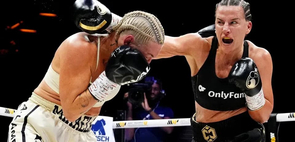 Boxeadoras intercambiando golpes en el ring