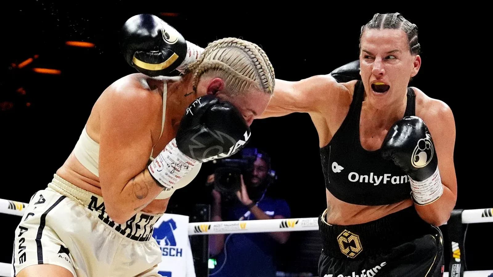 Boxeadoras intercambiando golpes en el ring