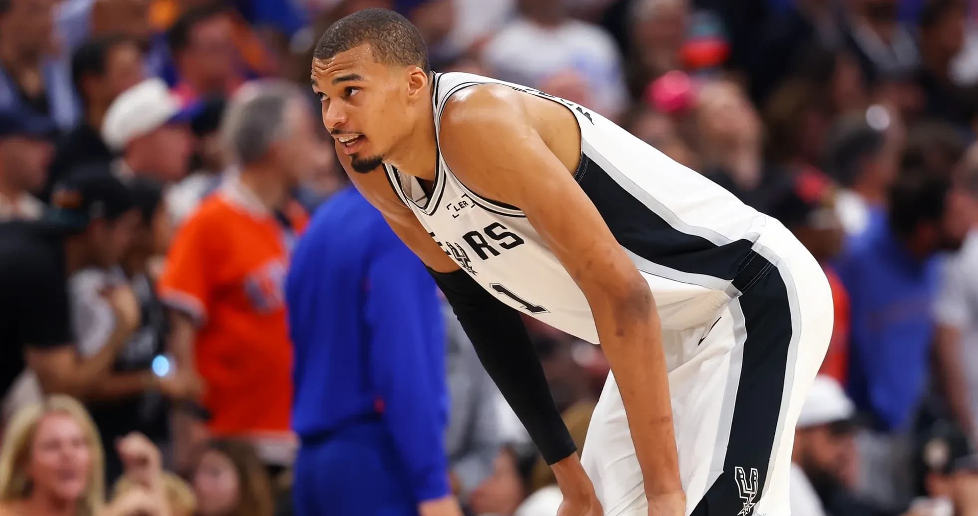 Jugador de los Spurs descansando durante el partido