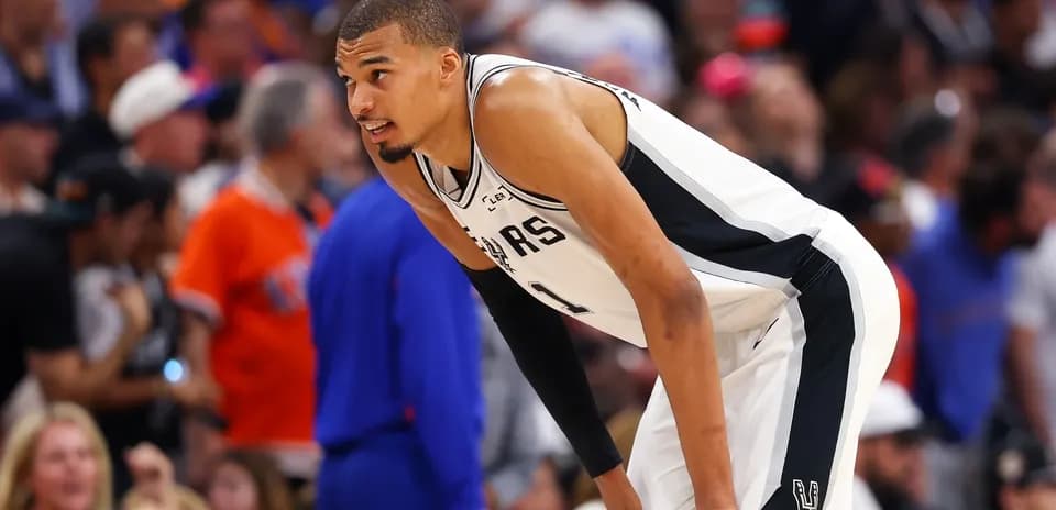 Jugador de los Spurs descansando durante el partido