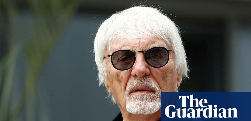Hombre con gafas oscuras y cabello blanco