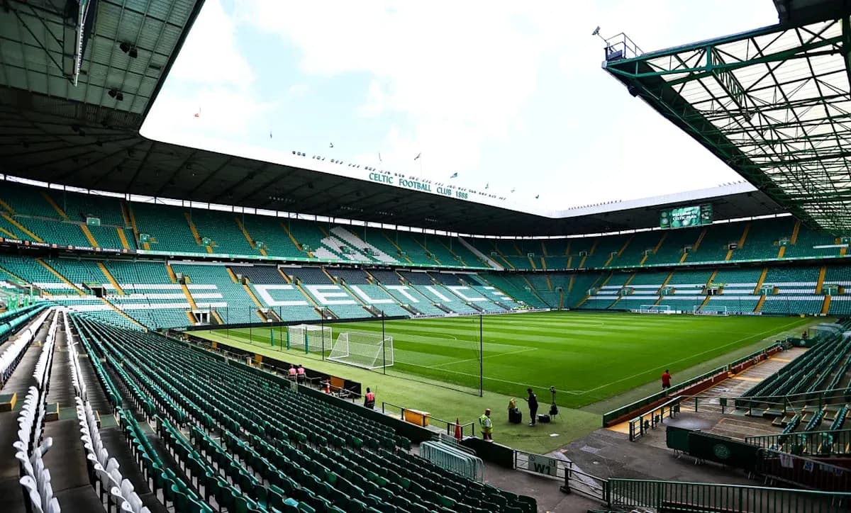 Estadio Celtic Park con gradas vacías y campo de fútbol