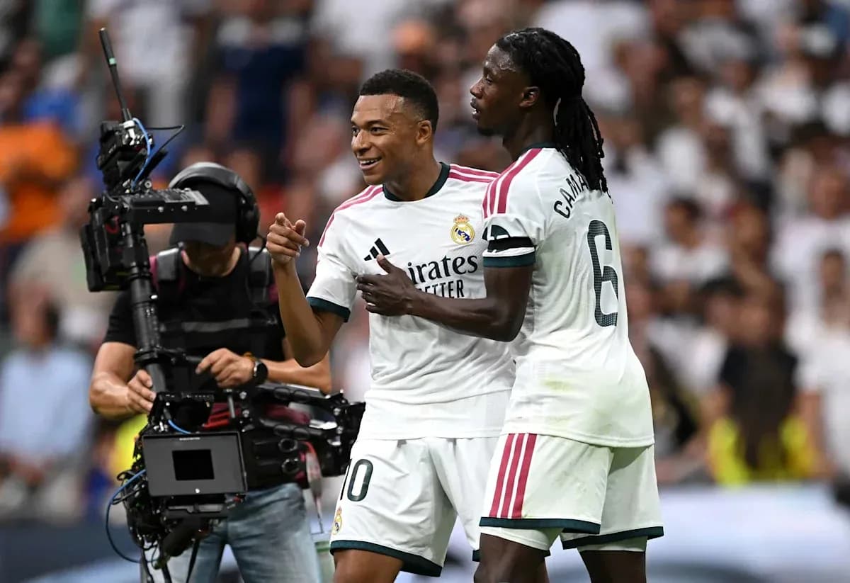 Jugadores del Real Madrid celebrando en el campo