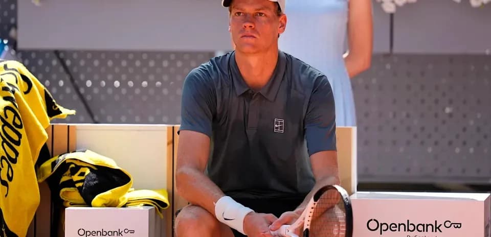Jugador de tenis sentado en la banca durante partido