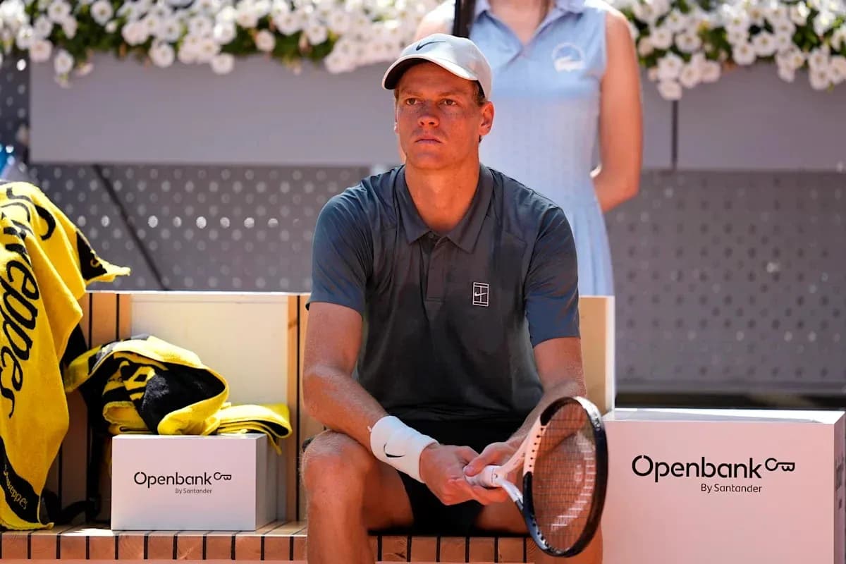 Jugador de tenis sentado en la banca durante partido