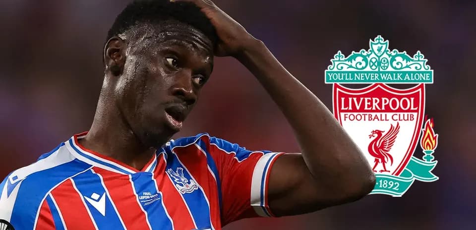Jugador de Crystal Palace en partido con logo de Liverpool
