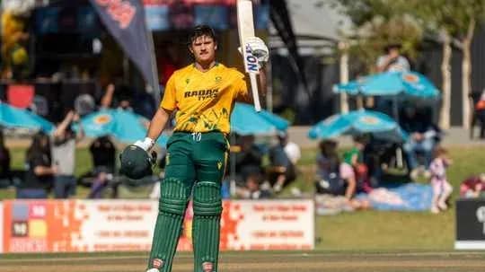 Jugador de cricket levantando el bate tras anotar