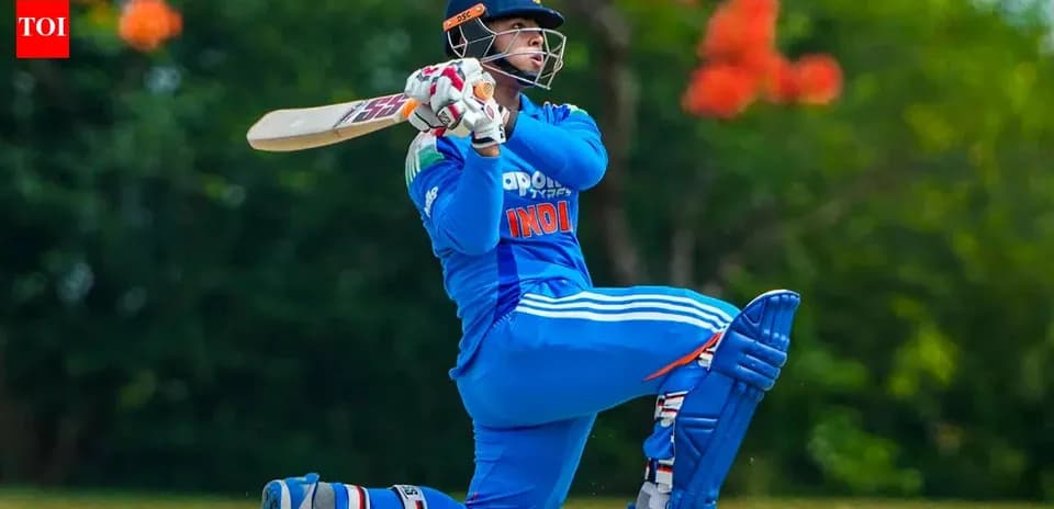 Jugador de cricket batiendo en el campo