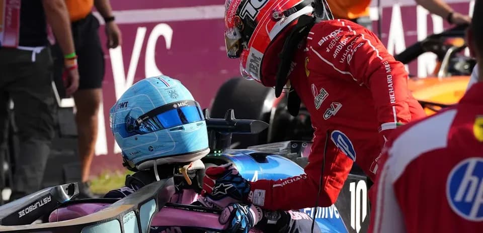 Pilotos conversando tras incidente en la carrera