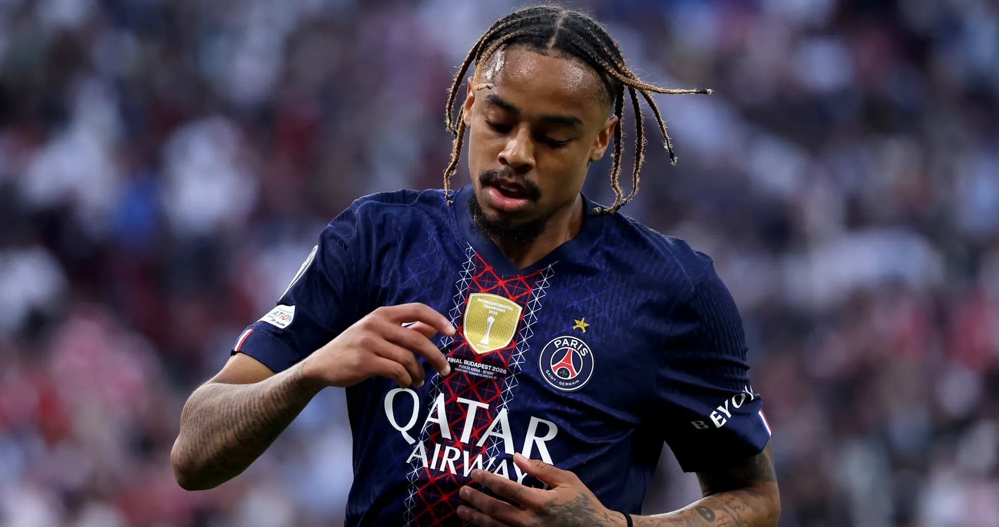 Jugador de PSG mostrando insignia en su camiseta