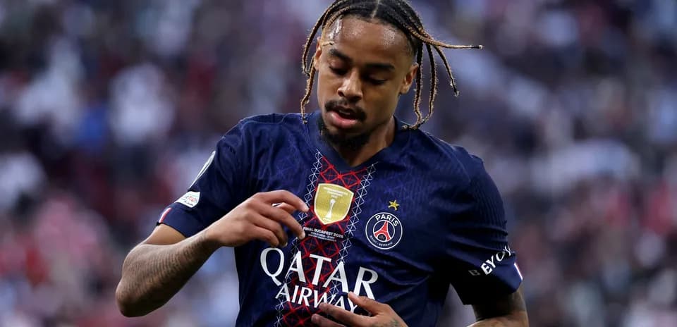 Jugador de PSG mostrando insignia en su camiseta