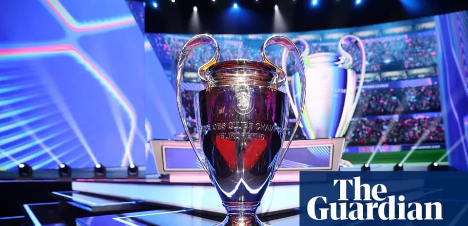 Trofeo de la Liga de Campeones en escenario iluminado