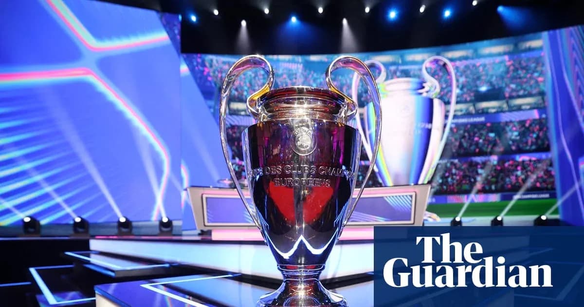 Trofeo de la Liga de Campeones en escenario iluminado