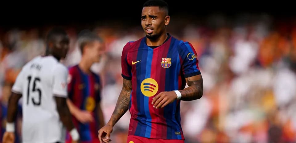 Jugador de Barcelona caminando durante el partido