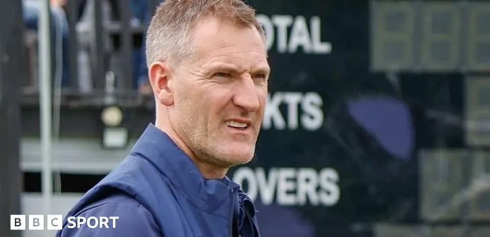 Entrenador observando el marcador en el partido