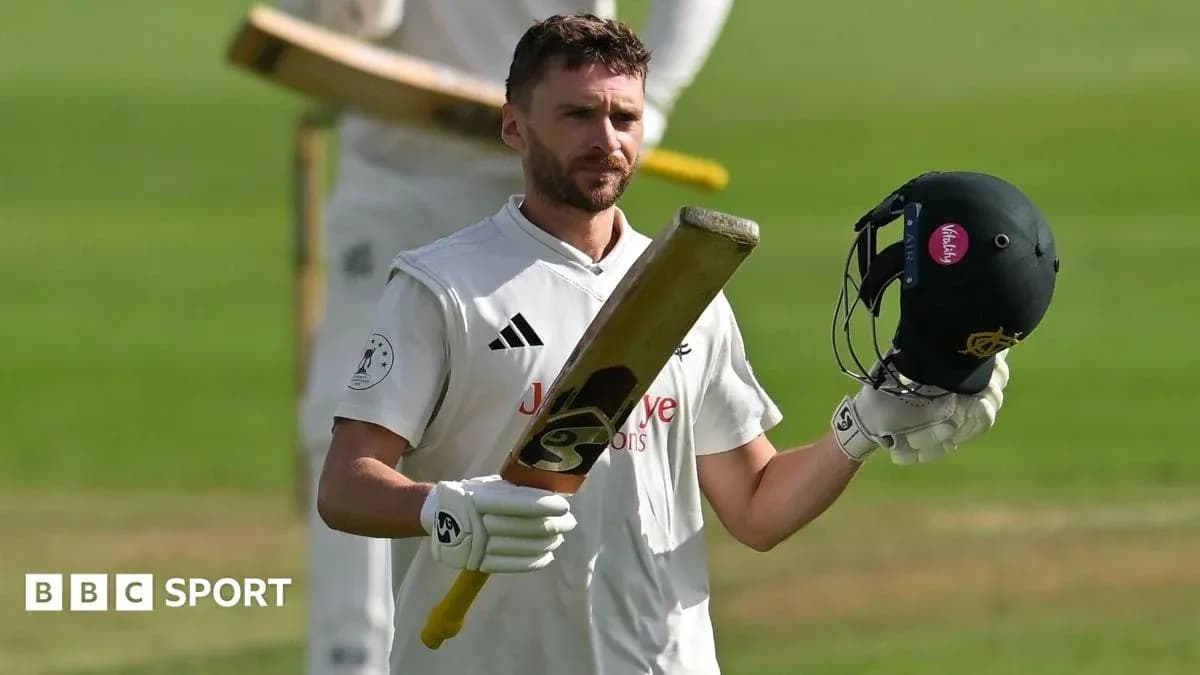 Jugador de cricket levantando su bate y casco
